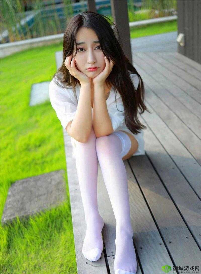 校花穿白丝在教室呻吟：禁忌诱惑