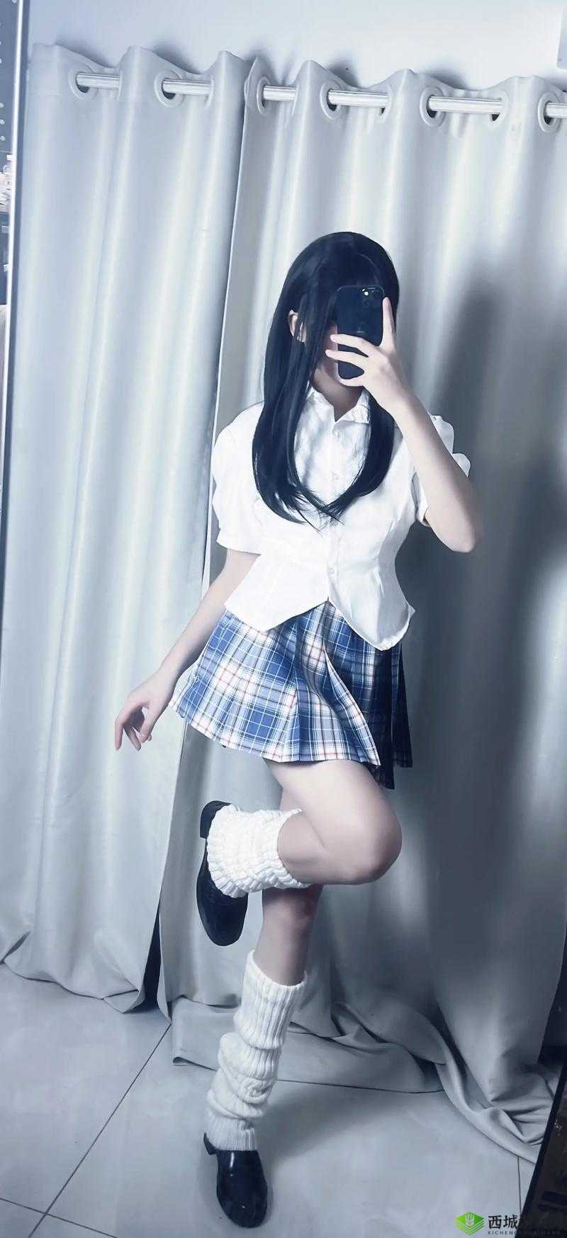 女子穿 JK 制服在快车道上狂飙：时速 160 公里，还拍视频炫耀